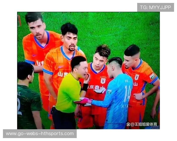 足球裁判凌晨道歉，承认点球误判引热搜爆炸