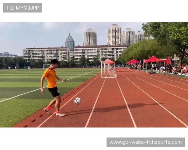 足球队长赛后怒摔护腿板，记者被吓得后退两步