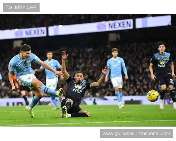 伯恩利福斯特脚下处理更稳健,短传配合极清晰 伯恩利福斯特脚下处理更稳健,短传配合极清晰