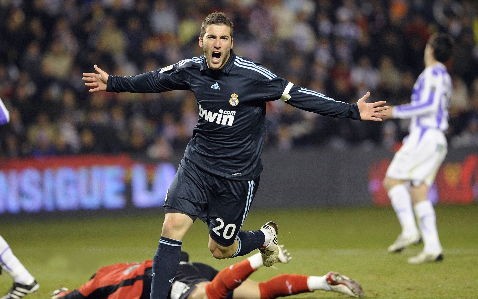 足球联赛观众人数变化